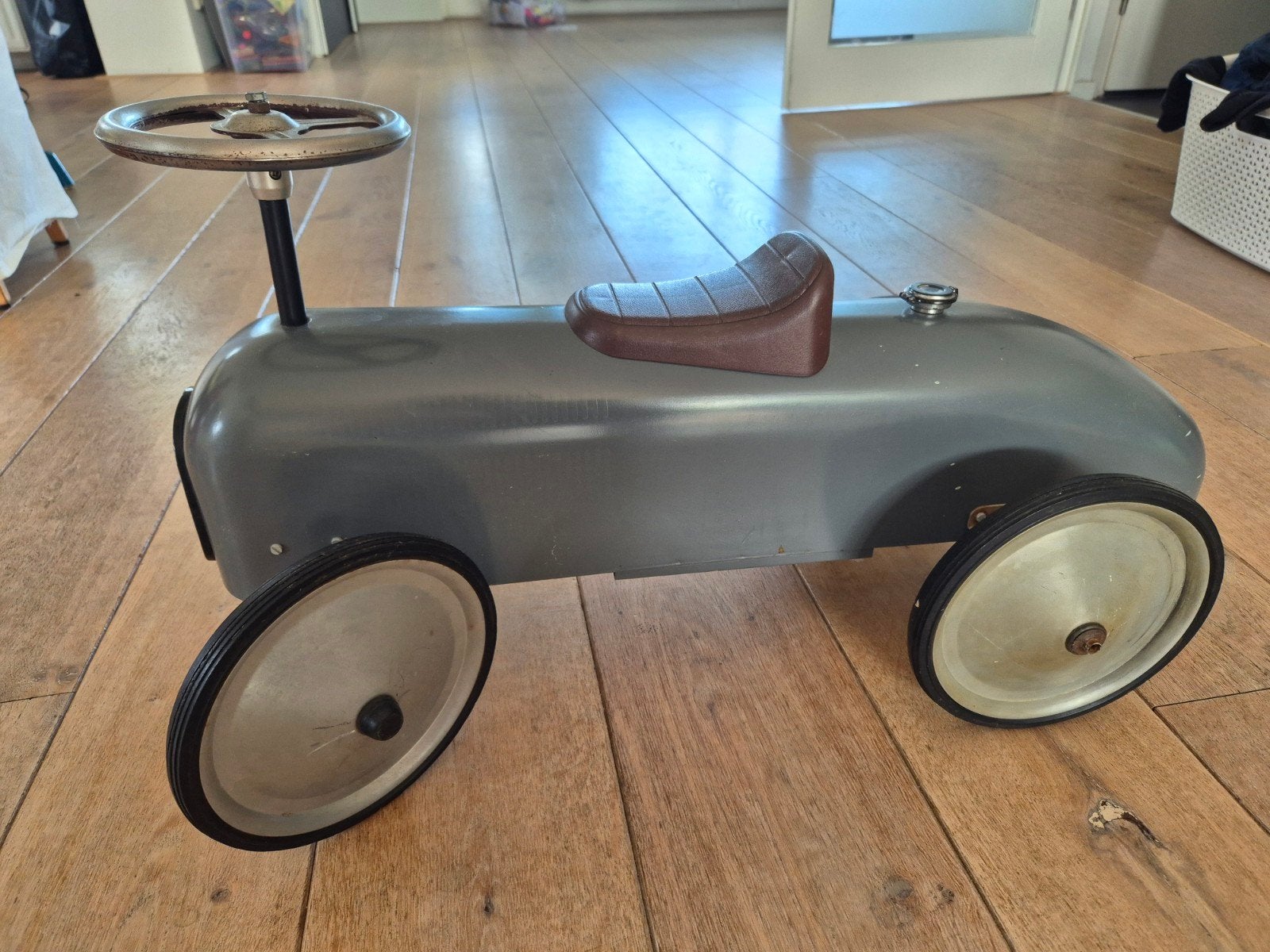 Retro loopauto grijs met bruin zitje, Kinderen en Baby's, Ophalen, Gebruikt, Loopvoertuig