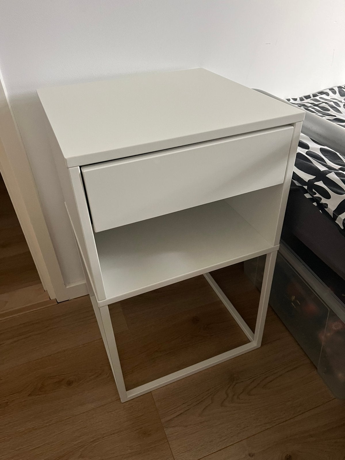 IKEA VIKHAMMER nachtkastje – wit, Ophalen, Zo goed als nieuw, Minder dan 45 cm