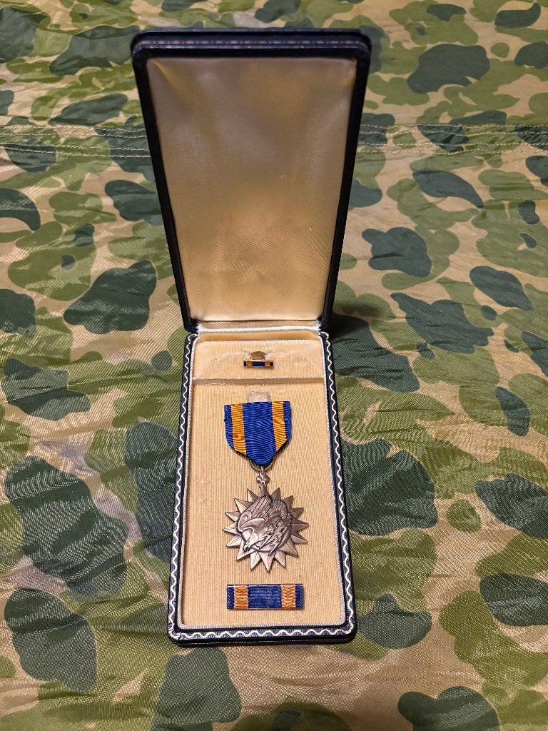 Tweede wereldoorlog US air medal compleet in doos (1), Verzamelen, Ophalen of Verzenden, Luchtmacht, Amerika, Lintje, Medaille of Wings