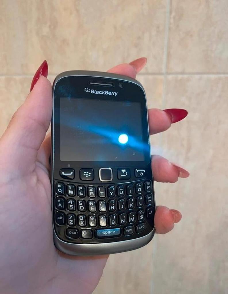 Goedwerkende blackberry curve 9320 black edition met fysiek, Ophalen of Verzenden, Gebruikt