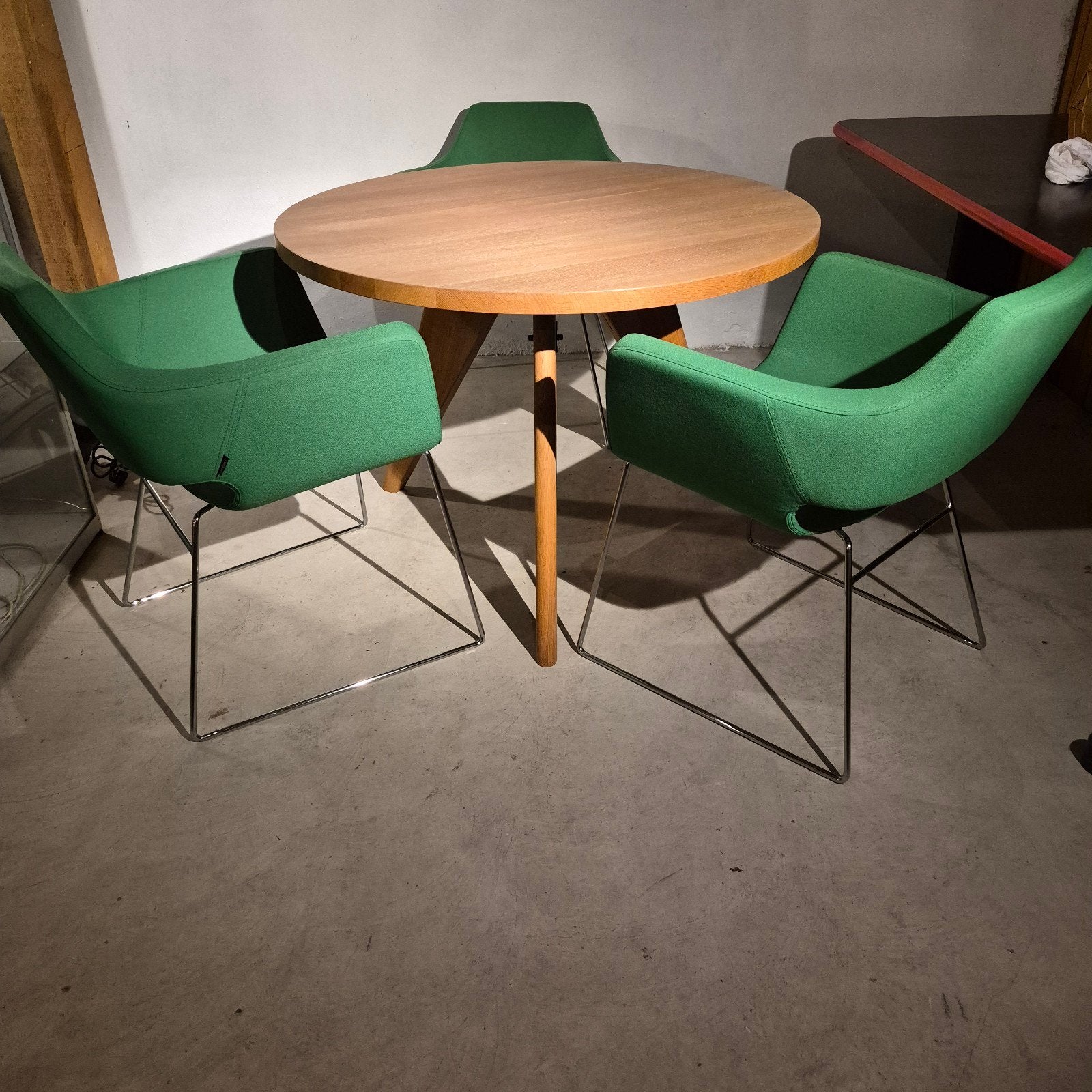 Foto 8 van Vitra Gueridon tafel met deBerenn fauteuils