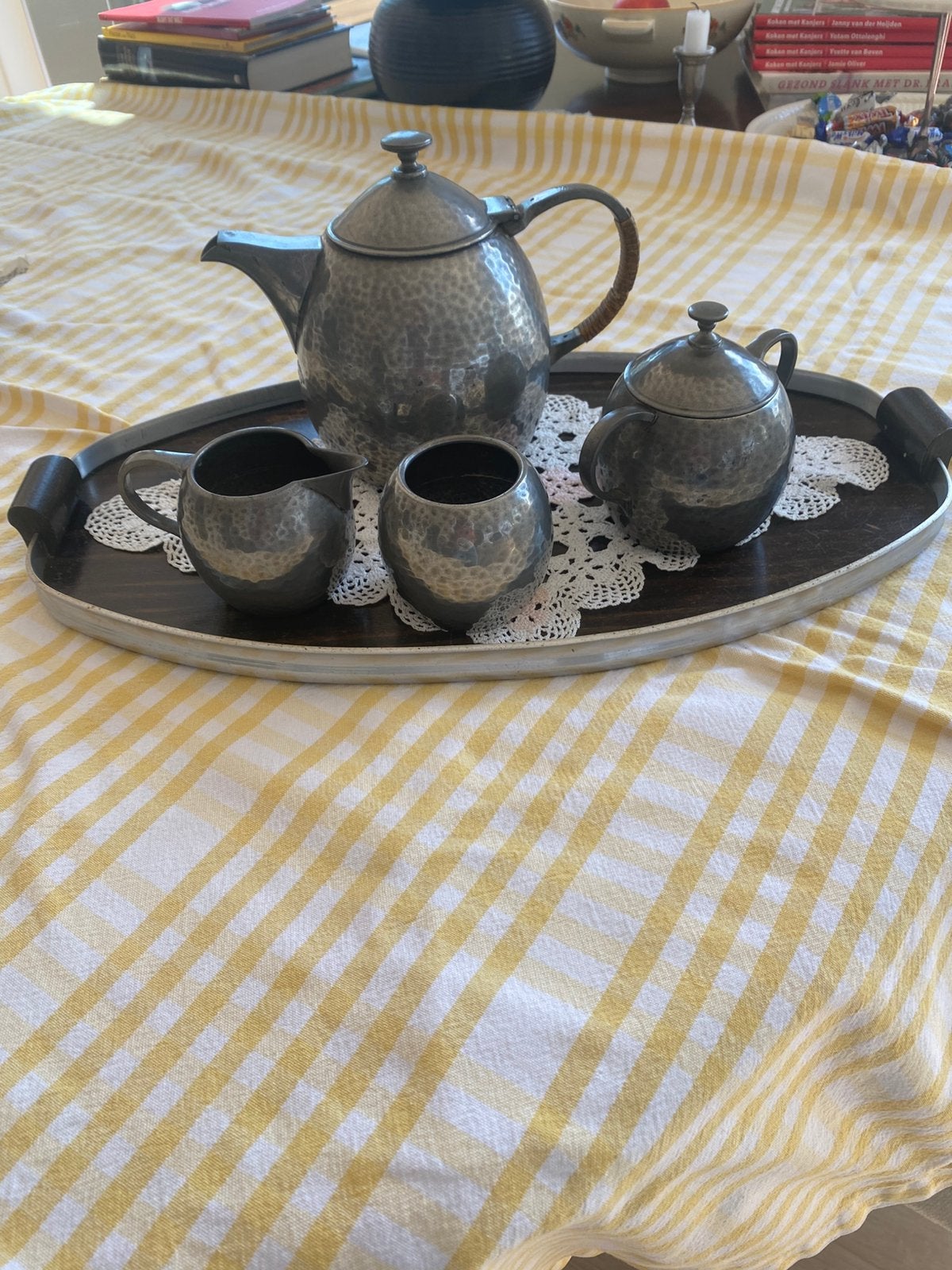 Vintage gehamerd tinnen theepot en roomstel., Ophalen, Zo goed als nieuw, Rechthoekig, Hout