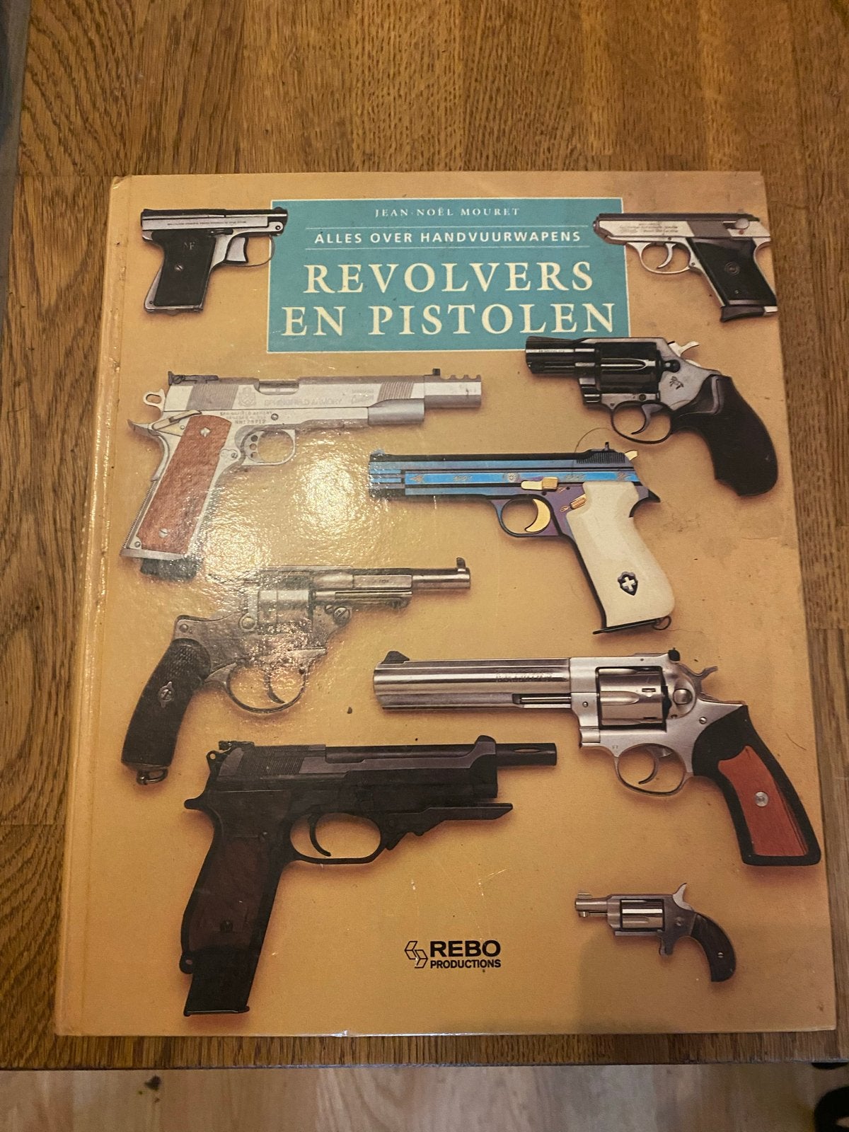 Revolvers en Pistolen - Alles over Handvuurwapens, Ophalen of Verzenden, Gelezen, Overige onderwerpen
