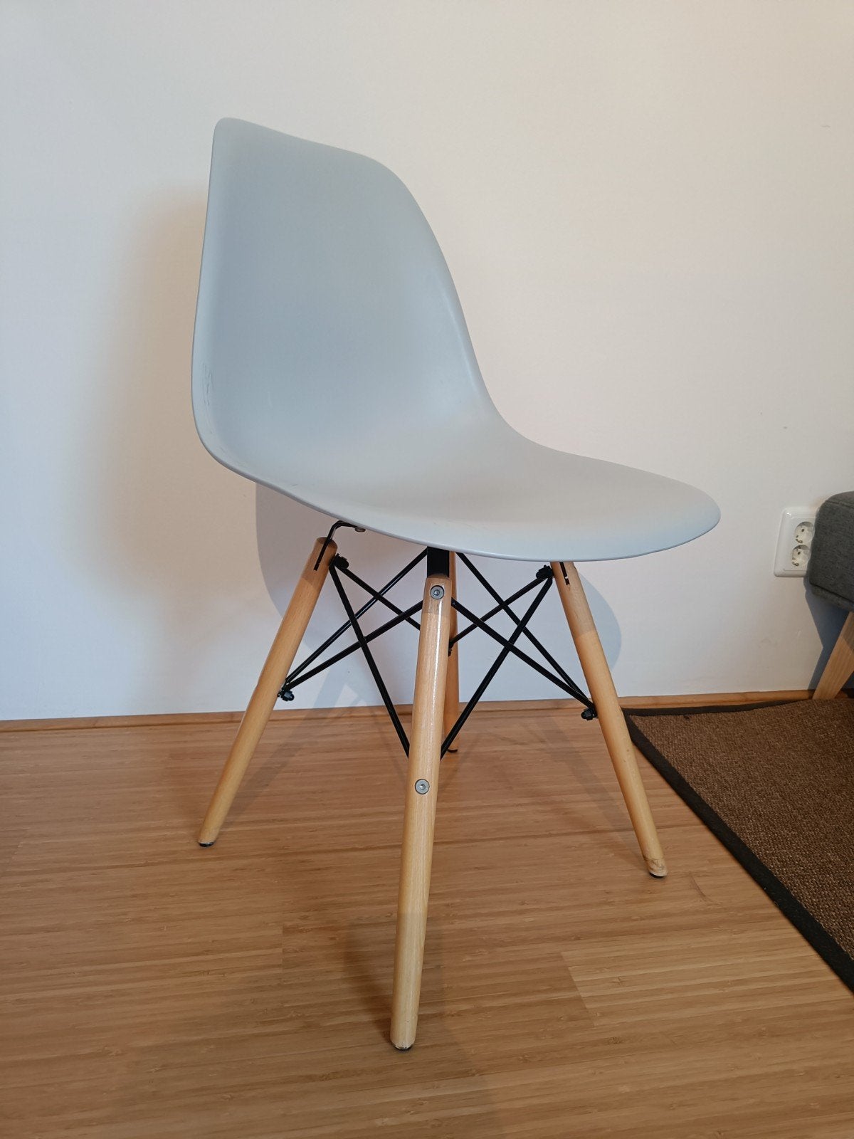 Stijlvolle grijze stoel met houten poten, Huis en Inrichting, Stoelen, Modern, Scandinavisch, Zo goed als nieuw, Ophalen, Hout