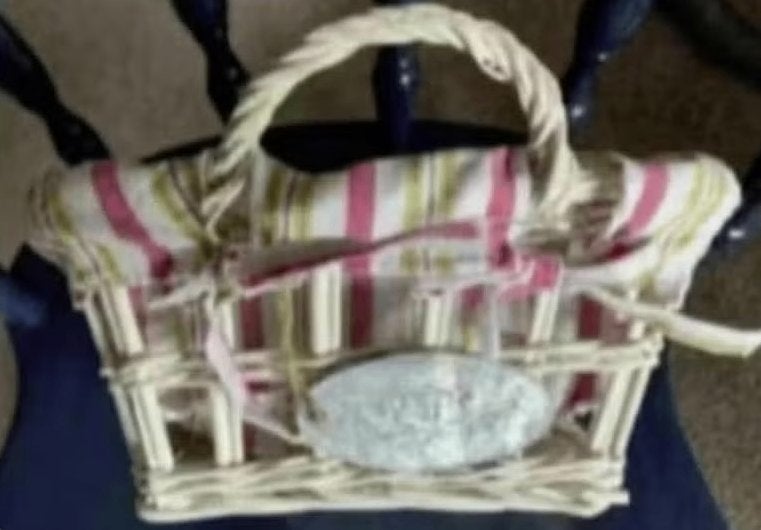 Wit, rieten broodmandje met 2 hengsels + strepen bekleding, Mand, Ophalen of Verzenden, Zo goed als nieuw, Riet