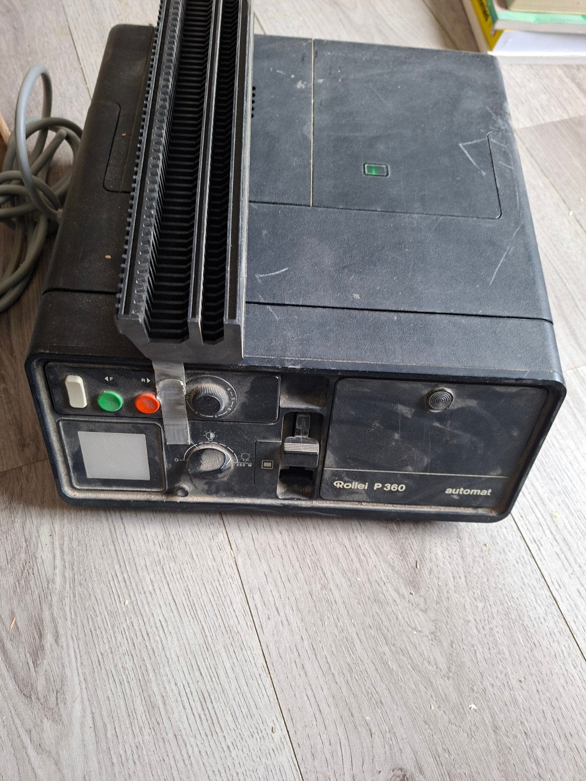 dia prjector met doek en tafel in een koop, Audio, Tv en Foto, Diaprojectors, Ophalen