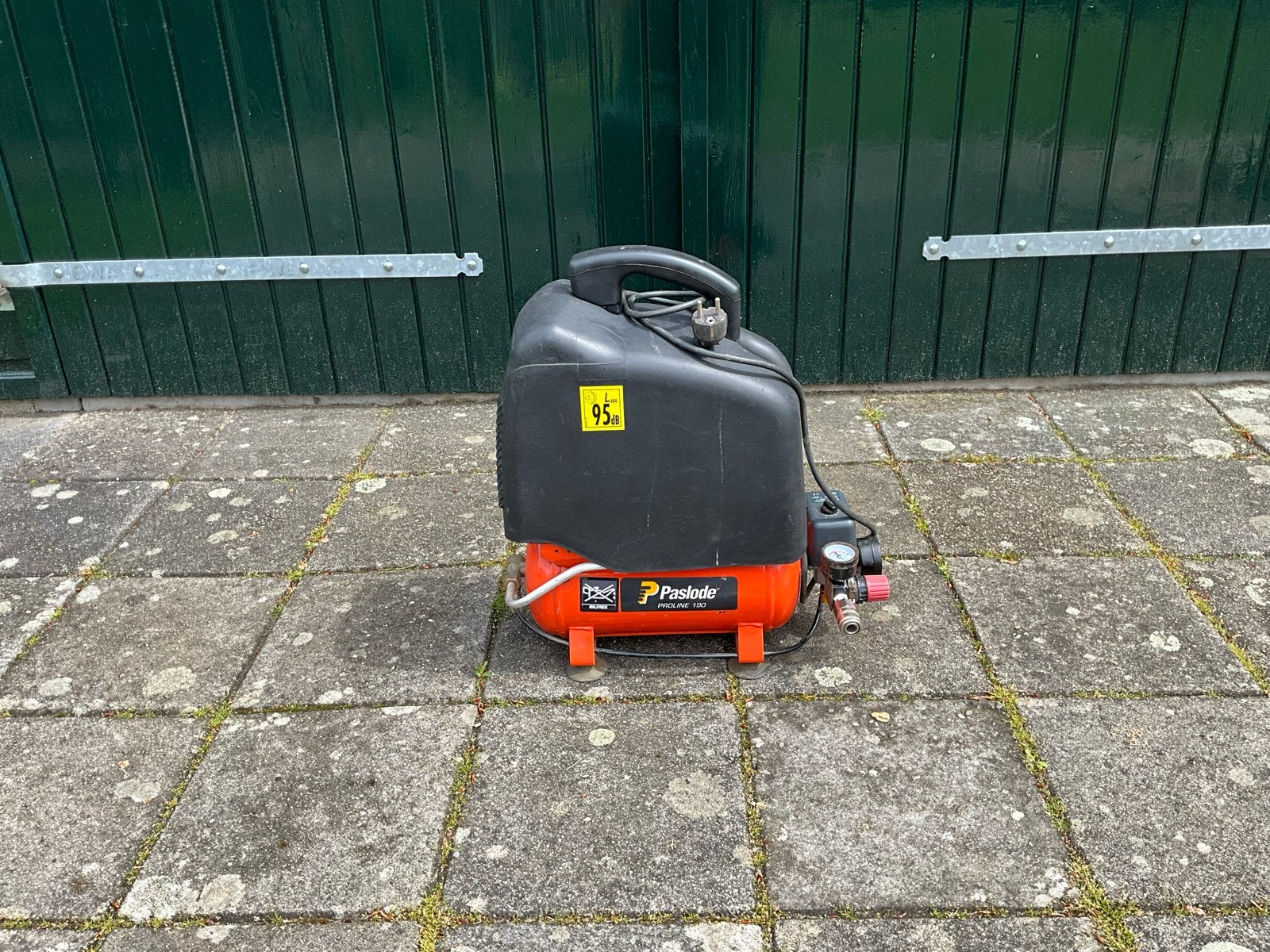 NUAIR Paslode Compressor 8 bar 6L - Zo goed als nieuw, Doe-het-zelf en Verbouw, Compressors, Ophalen, 6 tot 10 bar, Zo goed als nieuw