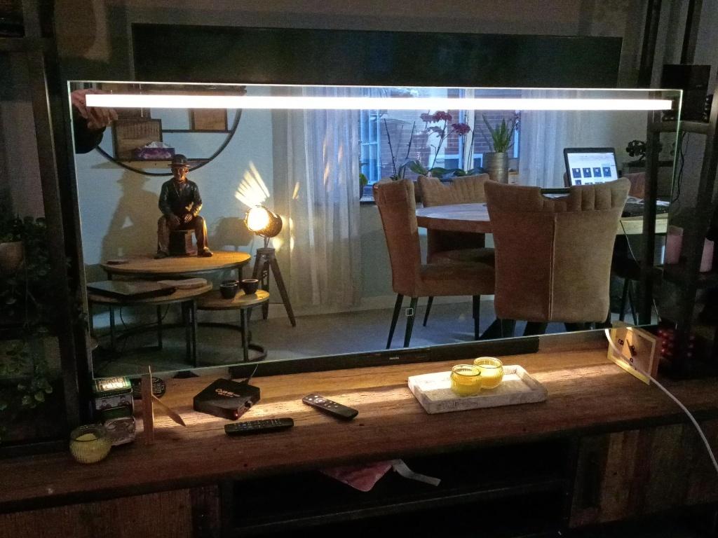 Badkamerspiegel 140x60 met verlichting en spiegelverwarming, Ophalen, 100 tot 150 cm, Overige typen, Zo goed als nieuw
