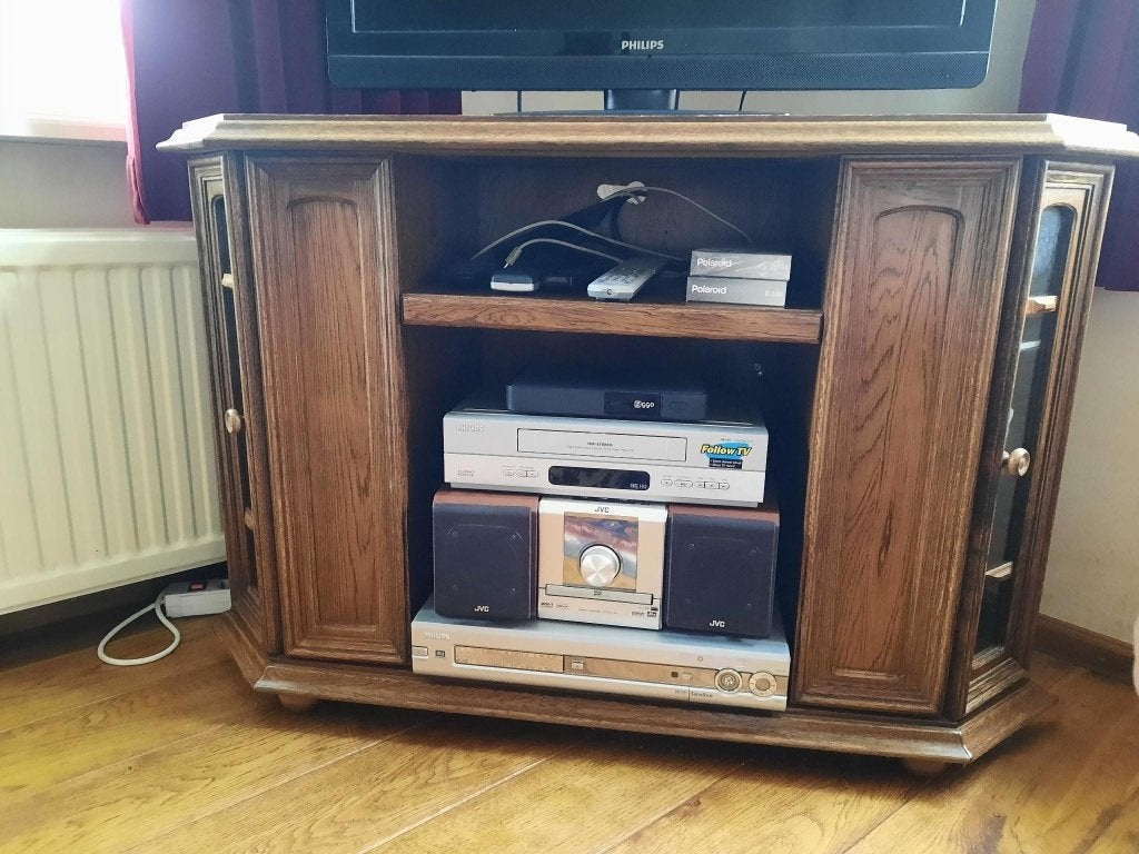 Houten TV-meubel met opbergruimte en glazen deuren, Ophalen, Gebruikt, 100 tot 150 cm, Glas