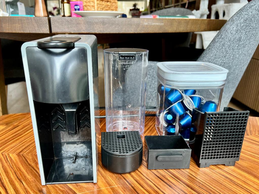 Nespresso Krups Essenza Mini Grijs, Witgoed en Apparatuur, Koffiezetapparaten, Gebruikt, Koffiepads en cups, Espresso apparaat