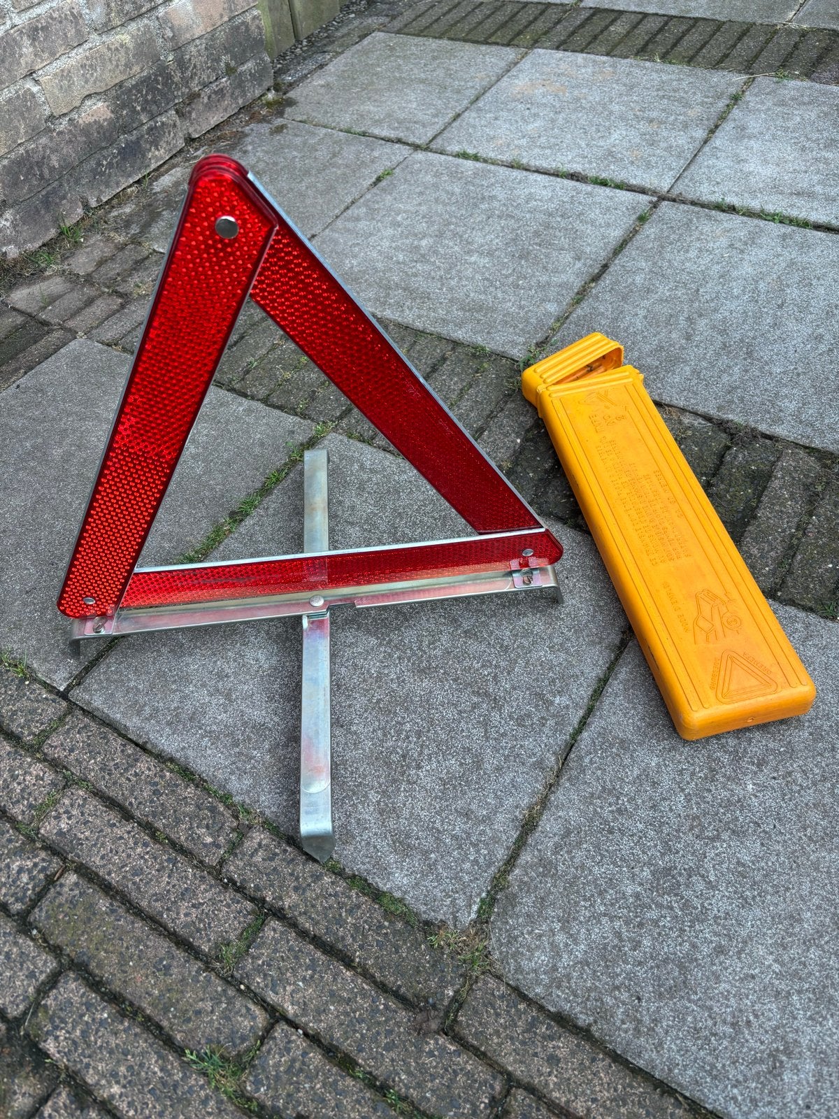 Gevarendriehoek met opbergkoker, Ophalen, Gebruikt