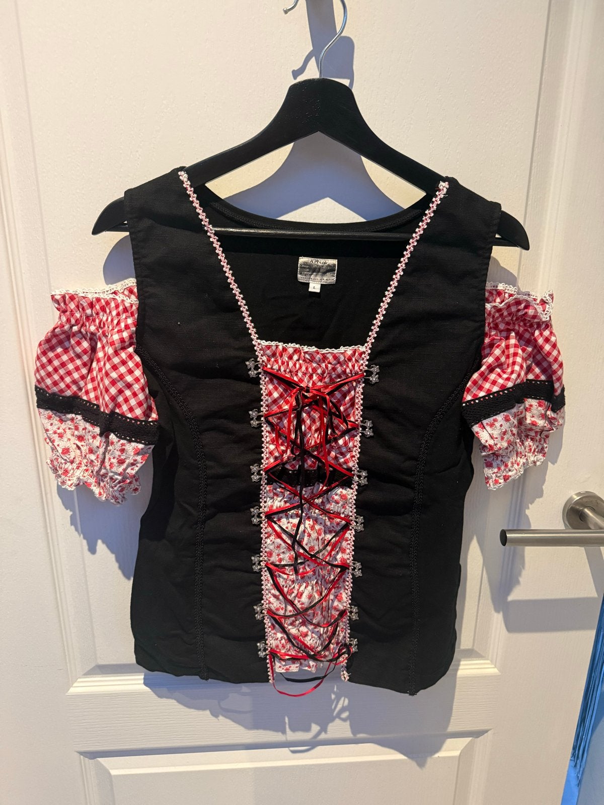 Oktoberfeest blouse - Zwart met rood/wit ruit, Ophalen of Verzenden, Gedragen, Maat 42/44 (L), Zwart