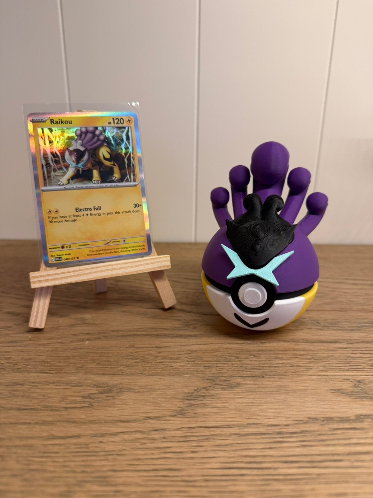 Raikou pokemon kaart + standaard + pokeball Op=Op, Ophalen of Verzenden, Nieuw, Losse kaart, Foil