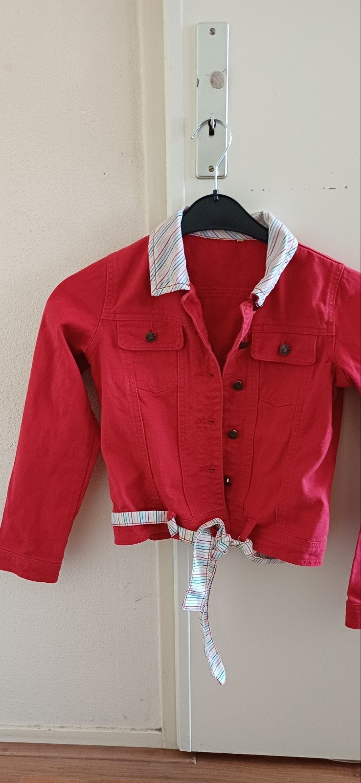 Mooi rood spijkerjasje met leuke details, maat XS, Ophalen of Verzenden, Zo goed als nieuw, Maat 34 (XS) of kleiner, Rood