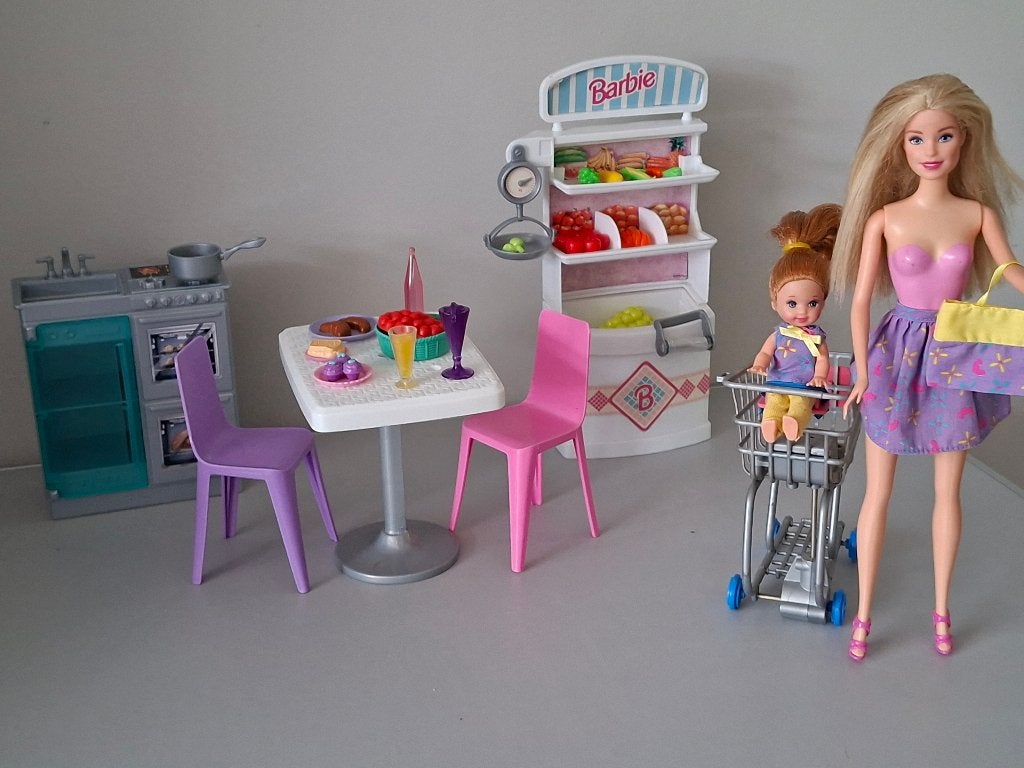 barbie, Shelly, tafel, stoelen, keukentje, groentenkraam, Kinderen en Baby's, Speelgoed | Poppen, Zo goed als nieuw, Barbie, Ophalen of Verzenden