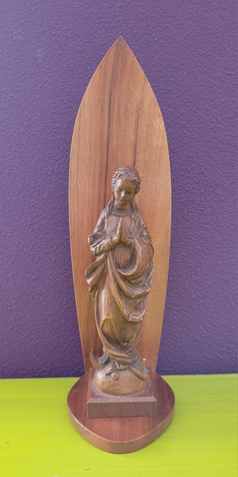Houten Mariabeeld op statief/wandconsole 
Klassiek houten be, Verzamelen, Ophalen of Verzenden, Gebruikt, Beeld(je), Christendom | Katholiek