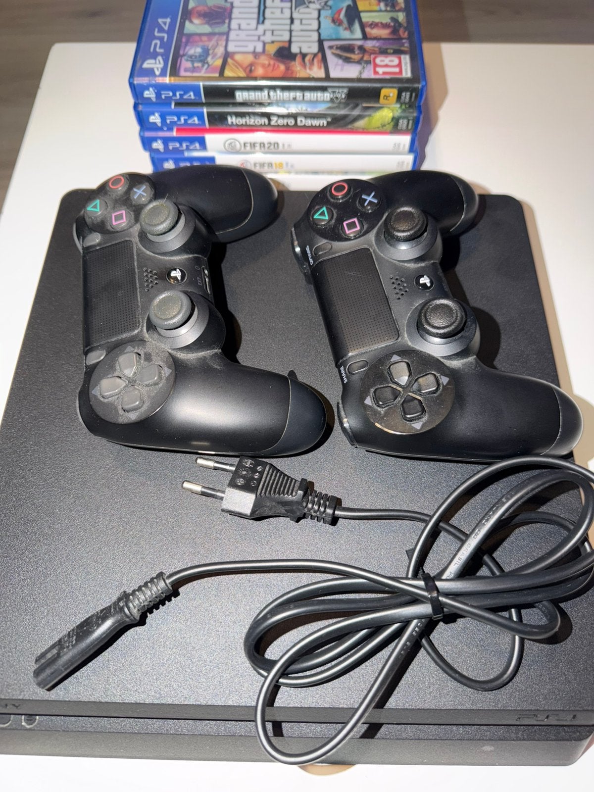 PlayStation 4 Slim 500GB 2 Controllers + 5 Games Nette staat, Spelcomputers en Games, Met 2 controllers, Ophalen of Verzenden