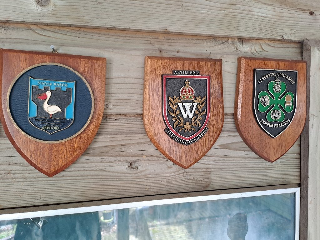 Verzameling van diverse militaire emblemen en schilden, Ophalen of Verzenden, Landmacht, Nederland, Embleem of Badge