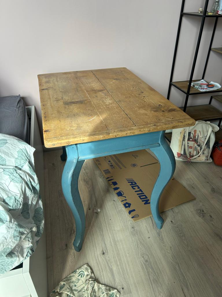 Vintage houten tafel met blauwe poten, Antiek en Kunst, Antiek | Meubels | Tafels, Ophalen of Verzenden