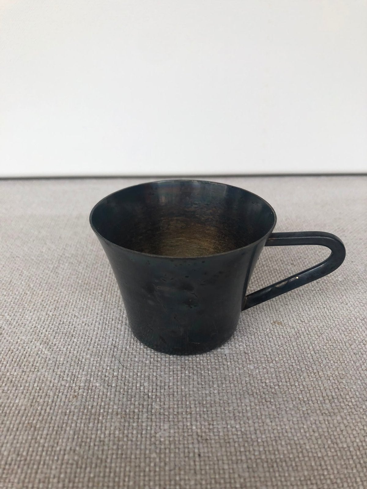 Vintage metalen espresso kopje, donker met gouden gloed, Ophalen of Verzenden
