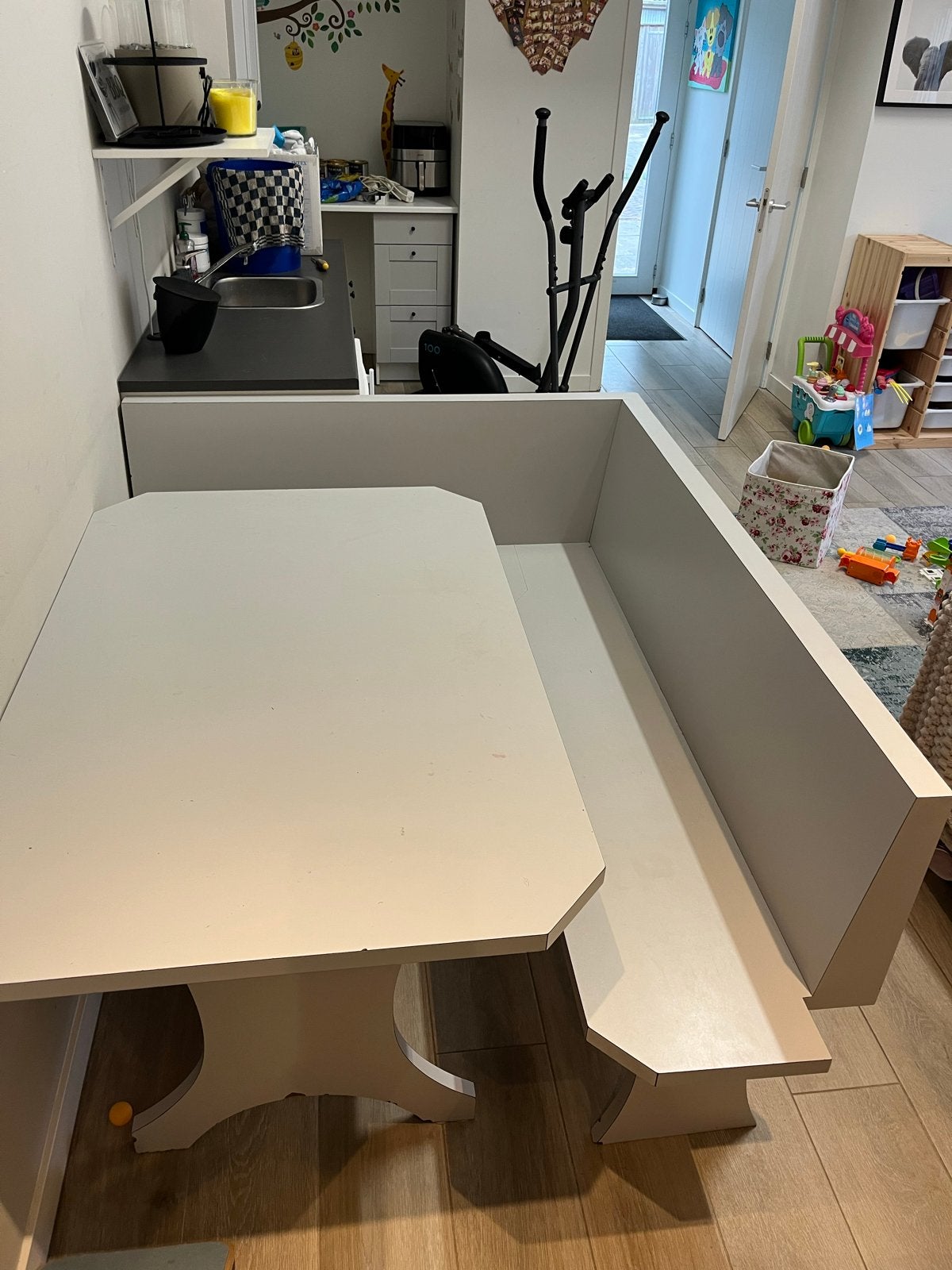 Zelfgemaakte tafel en hoekbank voor kinderopvang, Ophalen, Gebruikt, 100 tot 150 cm, Vijf personen of meer