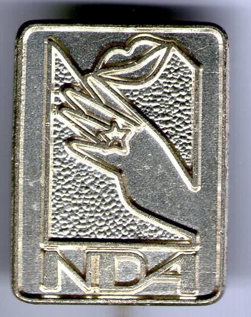 NDA zilverkleurig dans speldje ( X_115), Verzamelen, Ophalen of Verzenden, Zo goed als nieuw, Sport, Speldje of Pin
