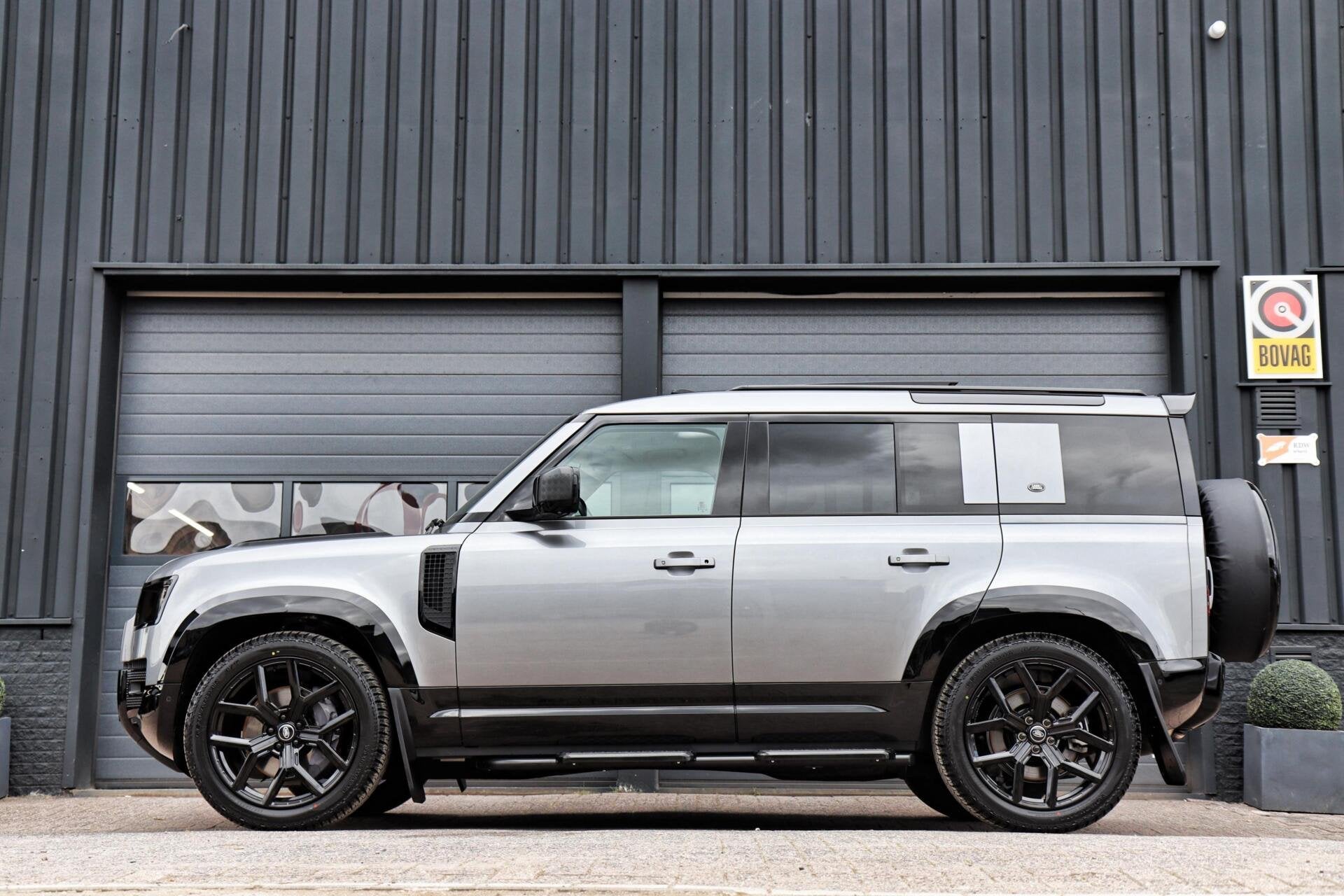 Land Rover Defender 110 3.0 P400 110 HSE /PANODAK/LUCHTVERIN, Auto's, Automaat, Gebruikt, 2996 cc, Leder