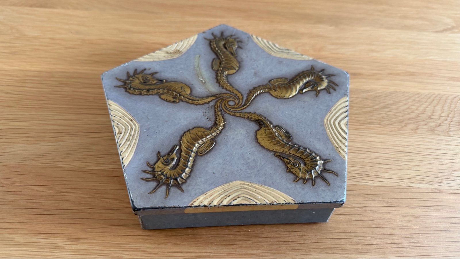 Vintage Van Houten blik met zeepaardjes - Vijfhoekig, Verzamelen, Blikken, Ophalen of Verzenden, Gebruikt, Overige, Overige merken