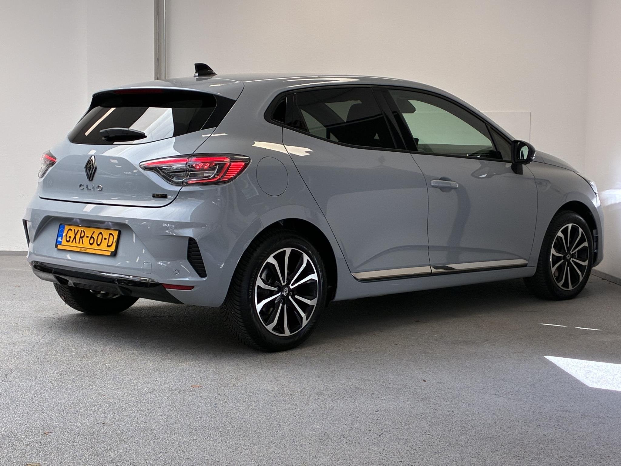 Renault Clio 1.6 E-Tech Full Hybrid 145 techno | Stoelverwar, Auto's, Gebruikt, Euro 6, Leder en Stof, Origineel Nederlands