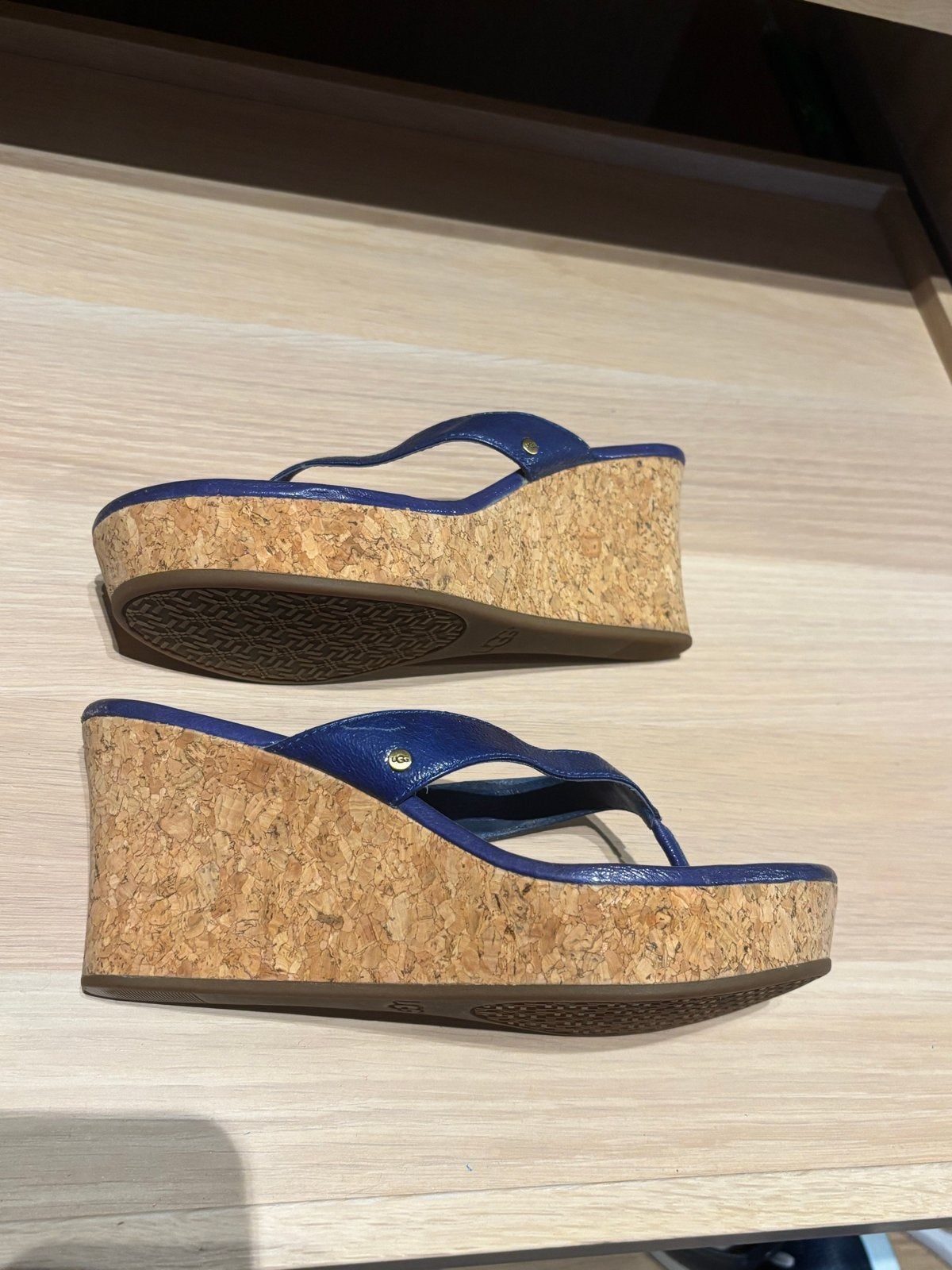 UGG Slippers met sleehak - Maat 39, Slippers, Blauw, Ophalen of Verzenden, Gedragen