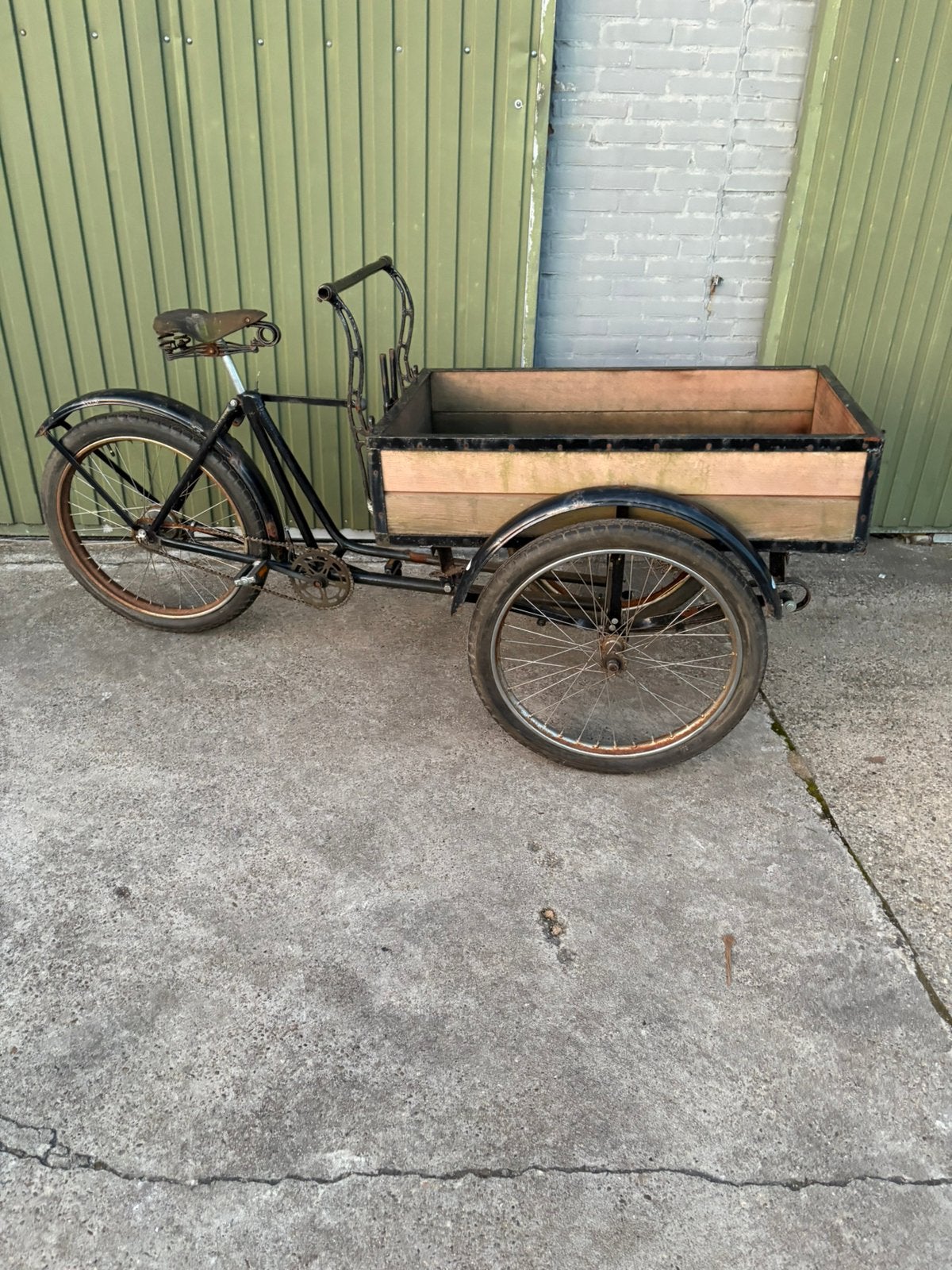 Antieke bakfiets met kleine bak, Ophalen, Gebruikt, Goederen