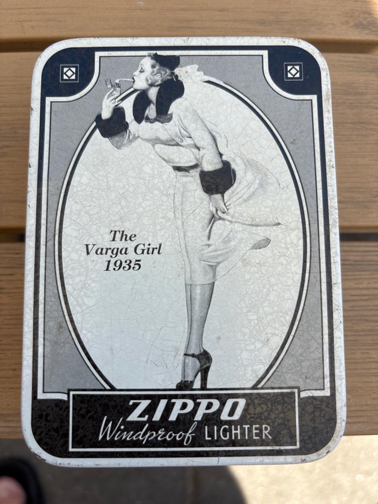 Zippo Windproof Lighter - The Varga Girl 1935 Tin, Ophalen of Verzenden, Gebruikt, Tabaksdoos of Verpakking