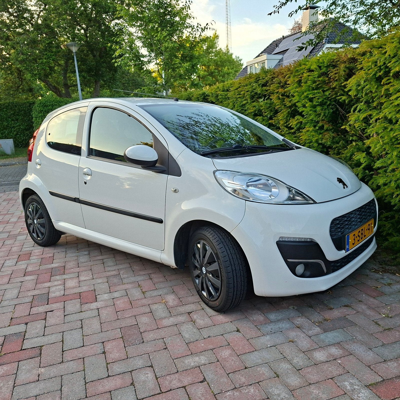 Nette goed onderhouden Peugeot 107 bouwjaar 2013, Voorwielaandrijving, Stof, Zwart, Wit