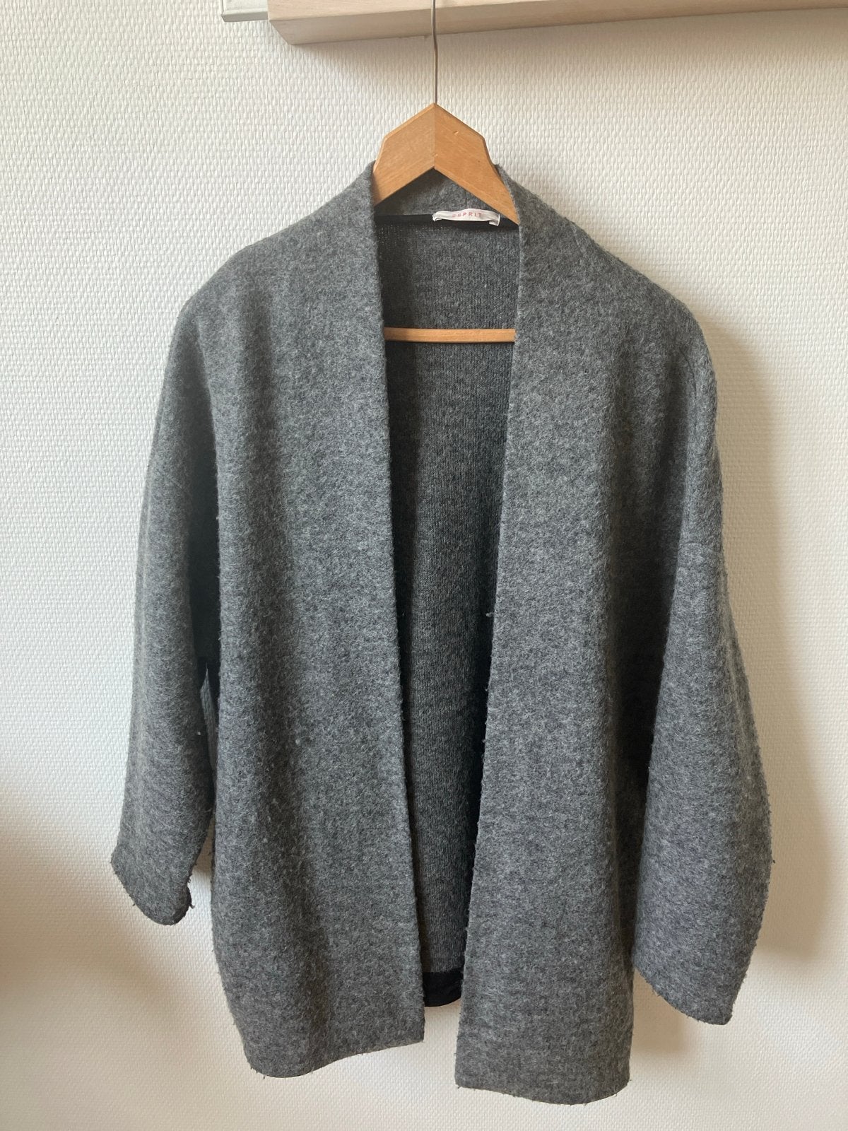 Esprit grijs gebreid vest - Maat M, Ophalen of Verzenden, Zo goed als nieuw, Maat 38/40 (M), Grijs