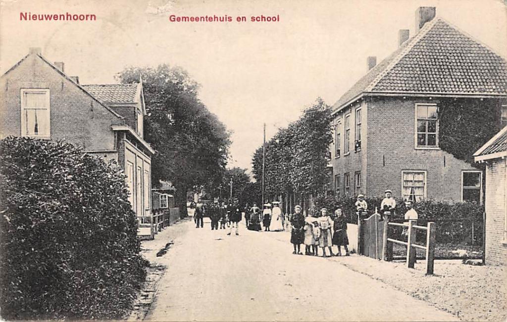 Nieuwenhoorn Gemeentehuis en school en volk Voorne 1909, Verzenden, Voor 1920, Gelopen, Zuid-Holland