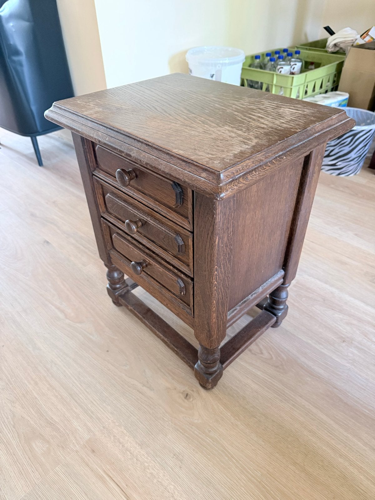 Vintage houten nachtkastje met 3 lades, Ophalen