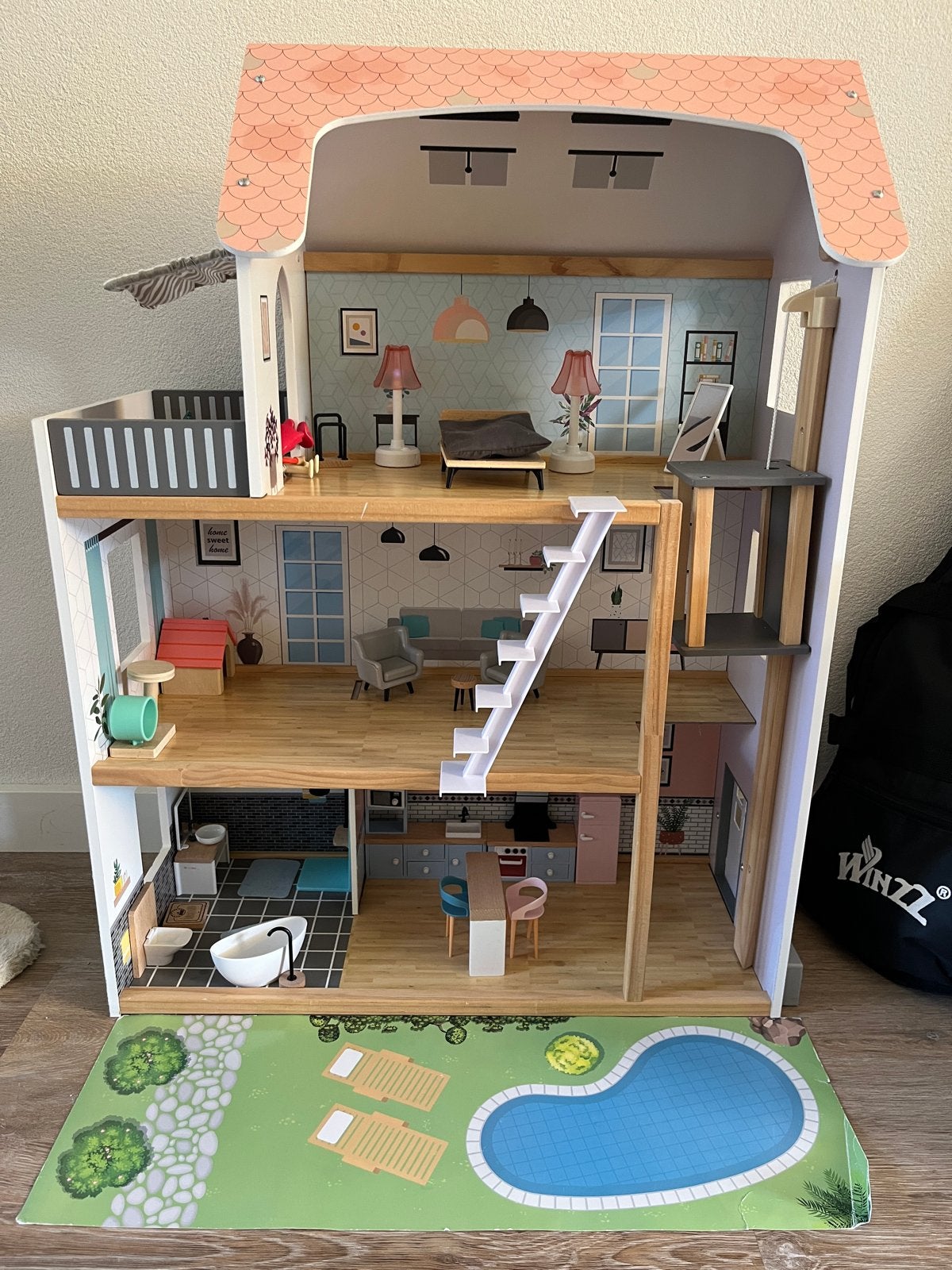 Playtive Groot houten poppenhuis met meubels en poppen, Kinderen en Baby's, Ophalen, Zo goed als nieuw, Poppenhuis