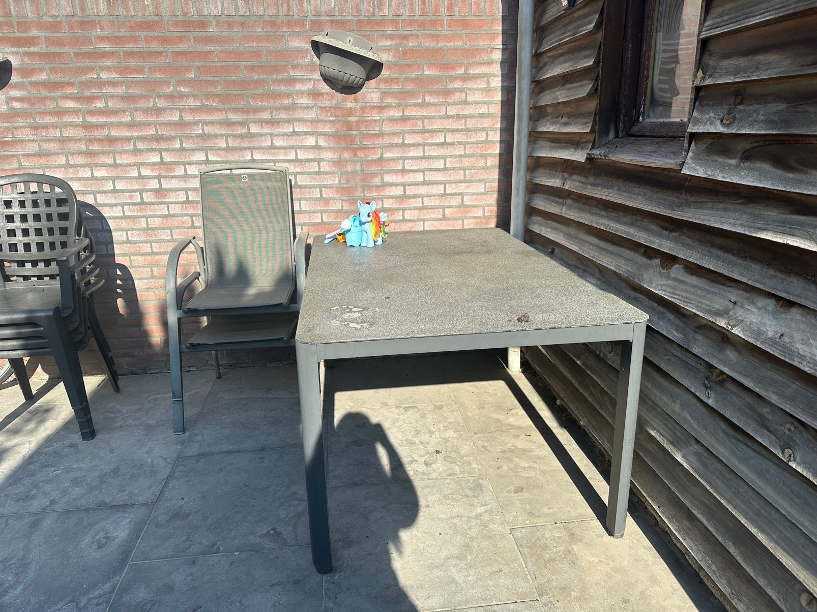 Gratis afhalen! Tuintafel met 2 stoelen, Kunststof, Gebruikt, Tuinset, Eettafel