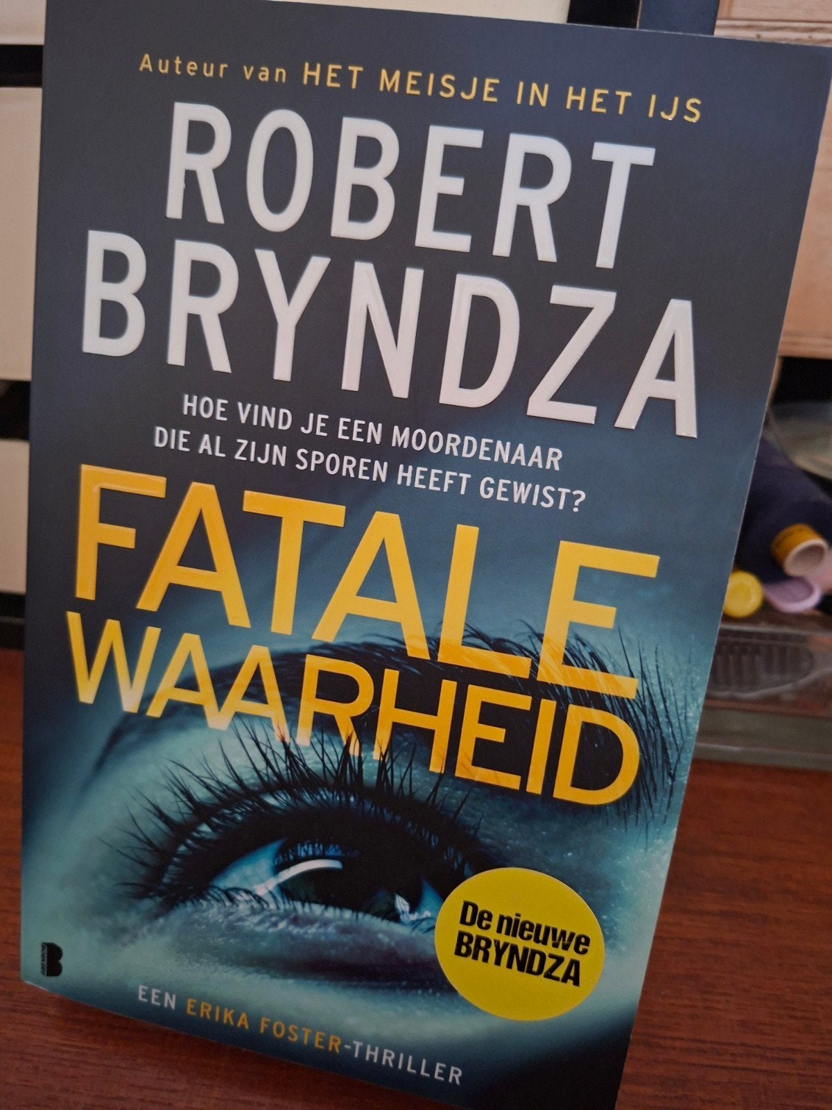 Robert Bryndza - Fatale waarheid, Boeken, Thrillers, Verzenden, Zo goed als nieuw, Robert Bryndza