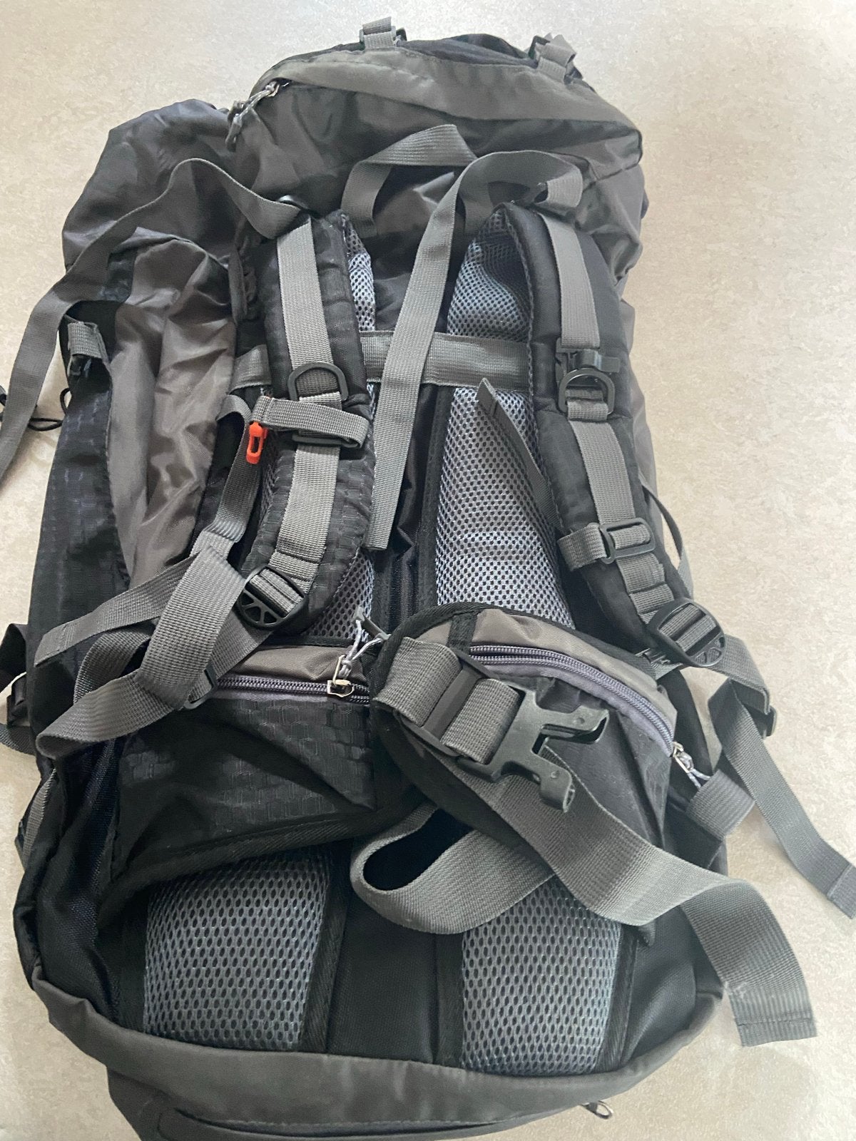 Zwarte Trekking Rugzak 60L voor Wildernis Hikes, 40 cm of meer, Zo goed als nieuw, Trekking, 60 cm of meer