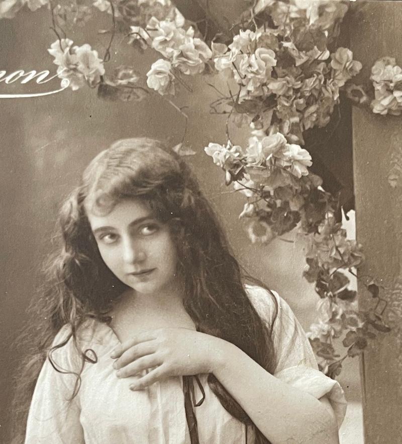 fr 1913 meisje heel lang haar rozen tak met knapzak Mignon, Verzamelen, Verzenden, Voor 1920, Gelopen, Overige thema's