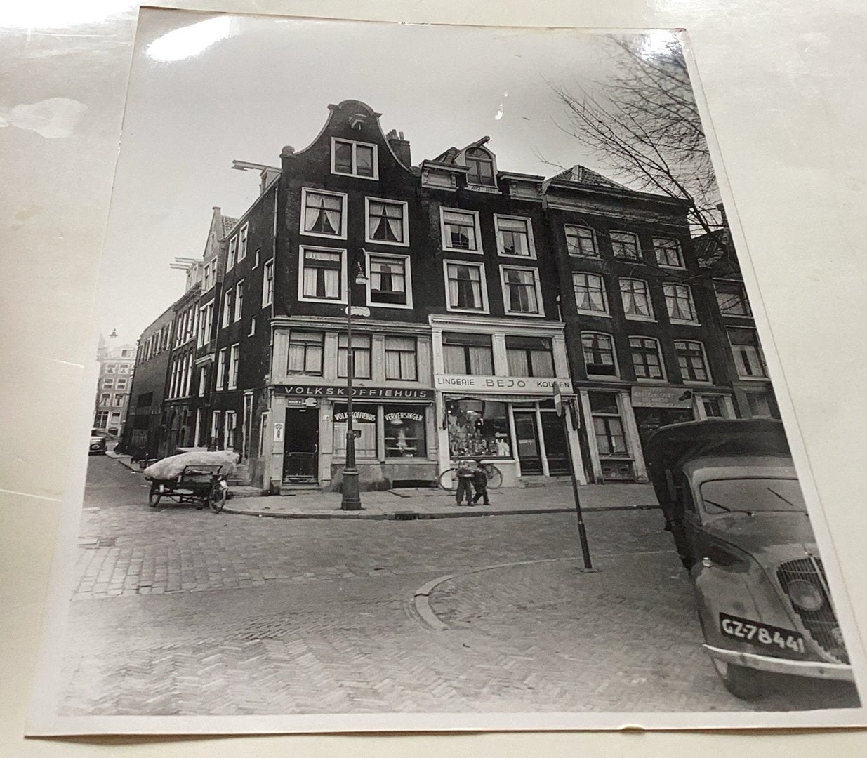Amsterdam volkskoffiehuis foto 18 x24 cm met oude auto, Ophalen of Verzenden, Voor 1940, Zo goed als nieuw