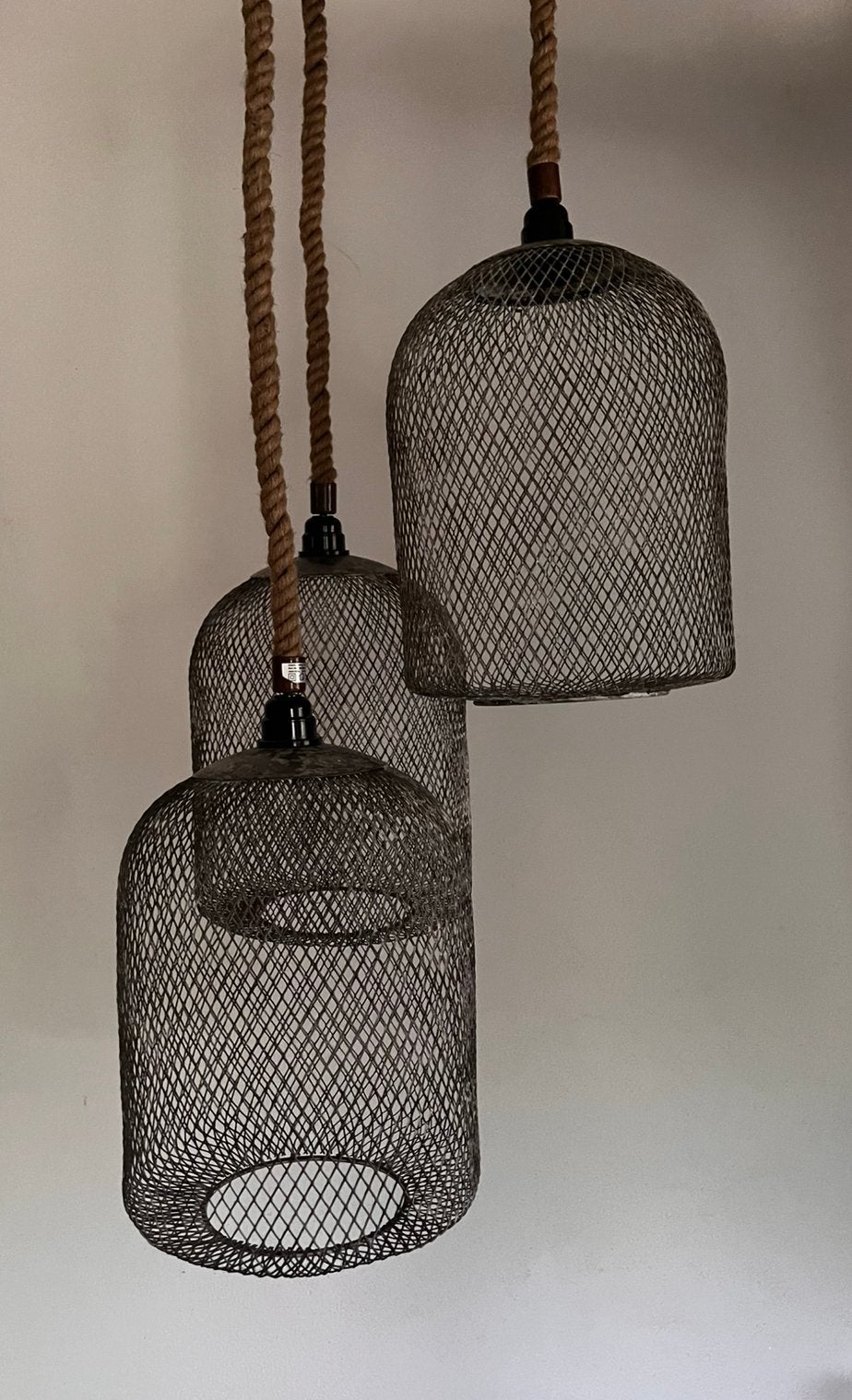 Sfeervolle hanglamp met 3 kappen van ijzeren gaas, Huis en Inrichting, Lampen | Hanglampen, Zo goed als nieuw, Ophalen