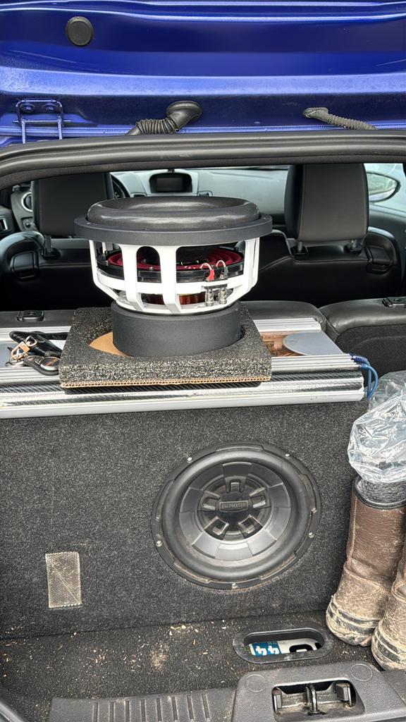 Subwoofer met custom kist + versterker, Auto diversen, Autospeakers, Ophalen, Zo goed als nieuw