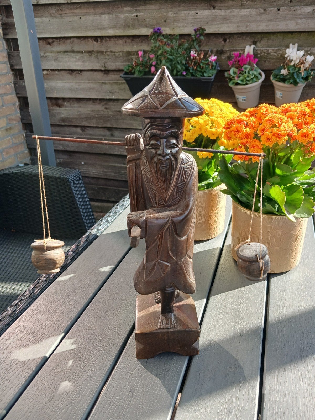 Houten beeld van een Aziatische man met hoed en juk, Ophalen of Verzenden, Handgemaakt, 20 - 50 cm, Beeld