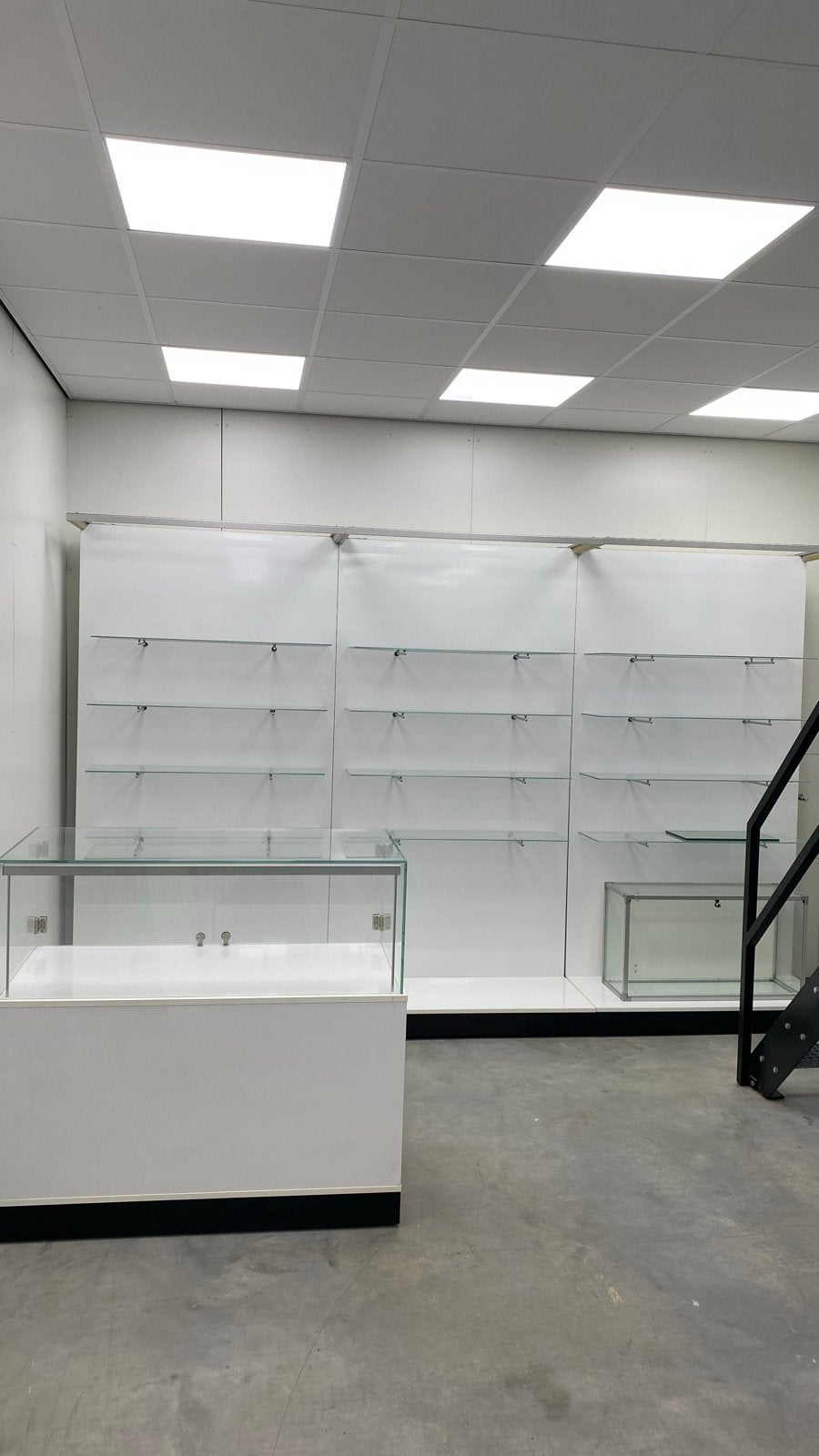 Winkelinterieur: Vitrinekasten en Wandstellingen, Ophalen