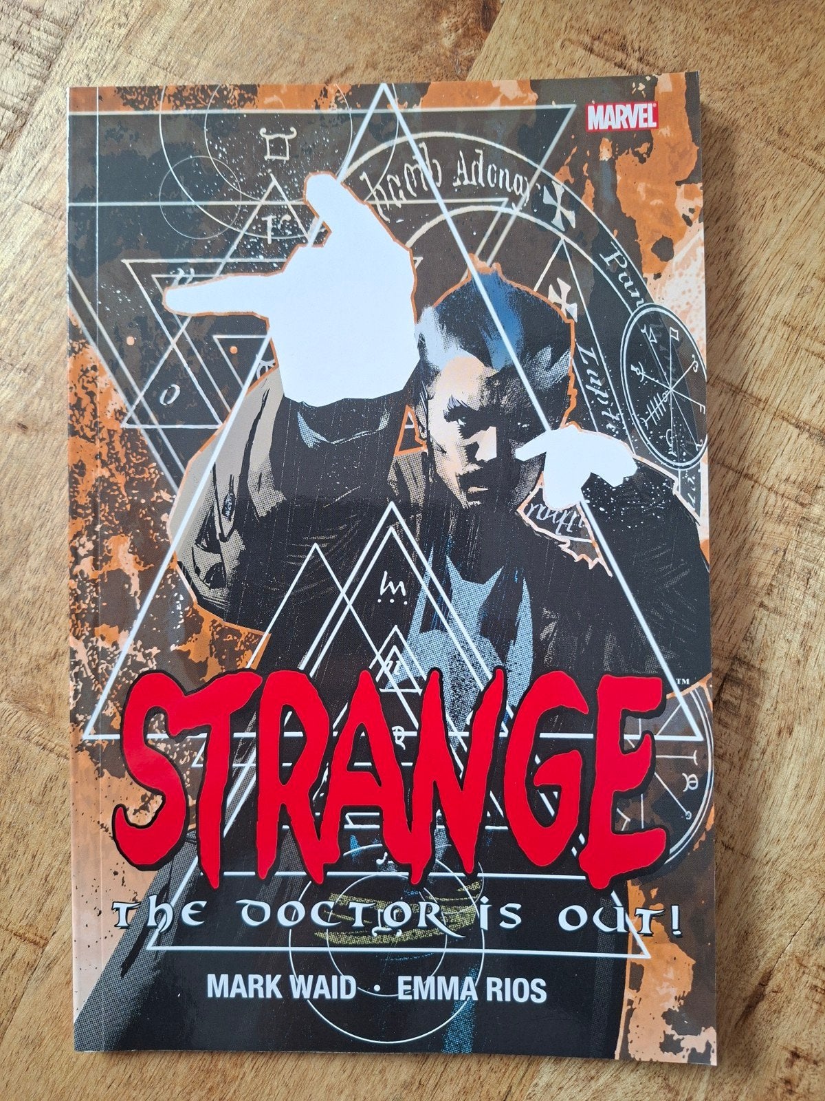 Strange: The Doctor is Out! Marvel Comic - Mark Waid, Boeken, Amerika, Ophalen of Verzenden, Mark Waid, Emma Rios, Gelezen