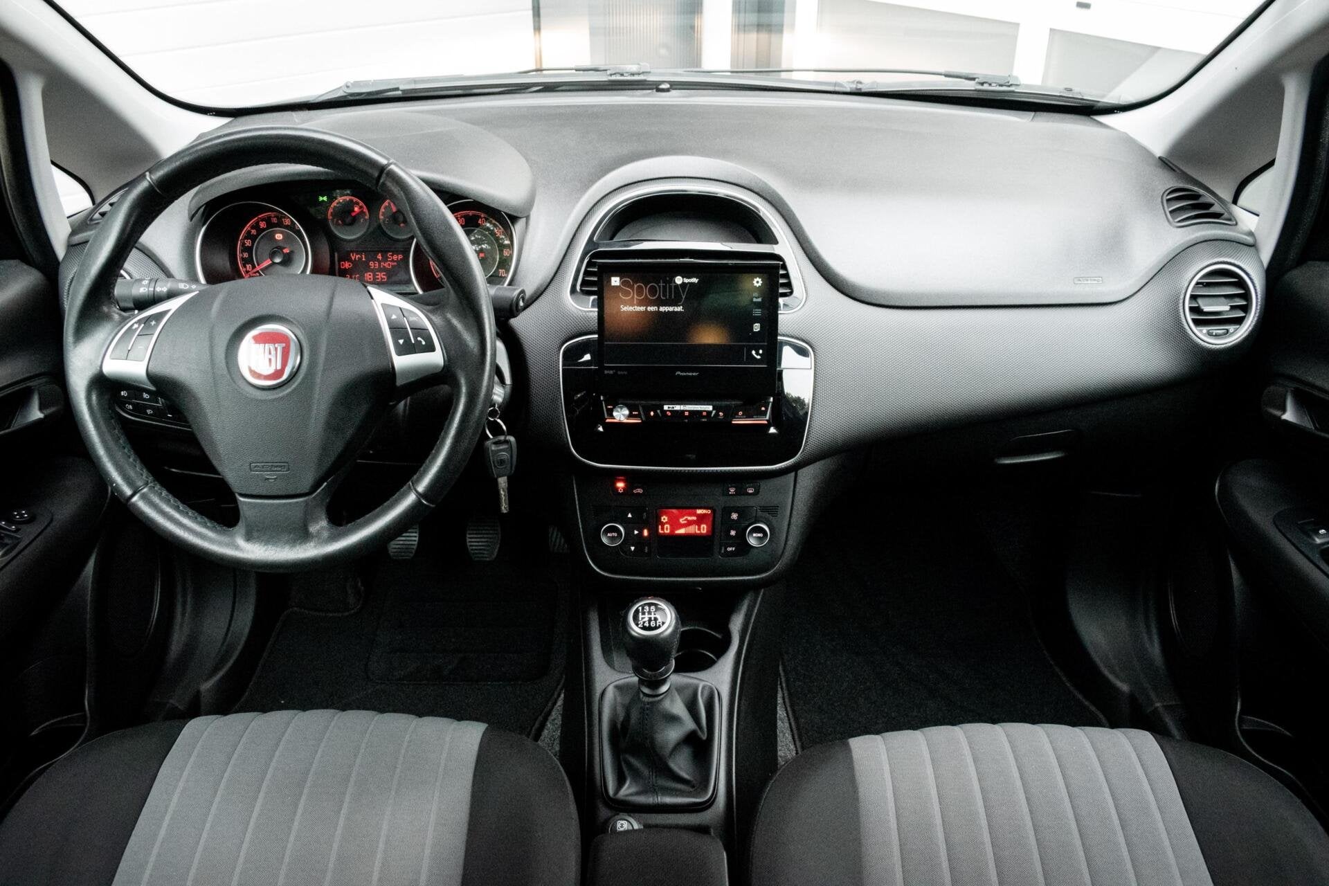 Fiat Punto Evo 0.9 TwinAir Sempre|TREKHAAK|PDC|CLIMATE|CRUIS, Auto's, Fiat, Voorwielaandrijving, Dealer onderhouden, Gebruikt