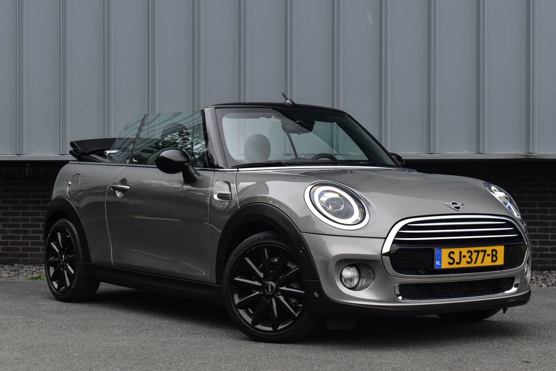 MINI Cabrio 1.5 Cooper Chili | UNIEK ! | Leder | NL Auto | C, Auto's, Dealer onderhouden, 136 pk, Gebruikt, Bedrijf