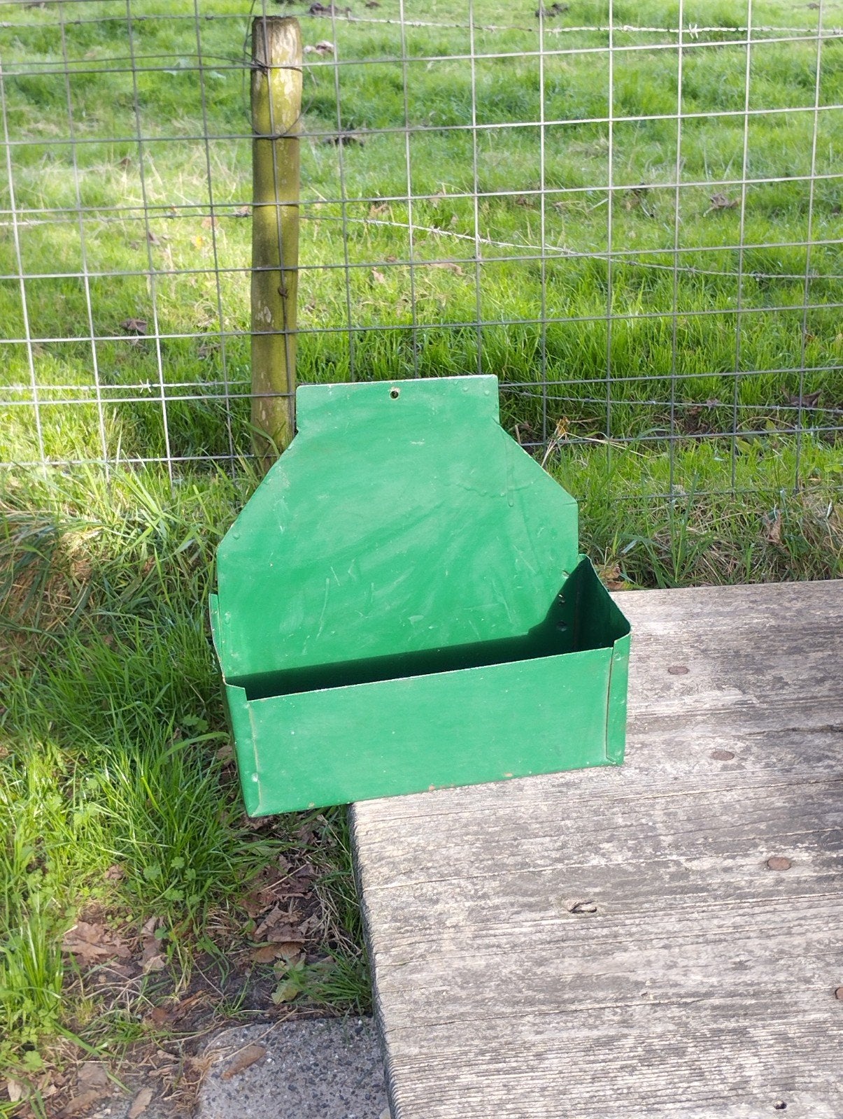 Vintage metalen voerbak / industriële wandbak – Groen, Ophalen of Verzenden